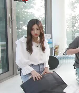 IZONE Hyewon - Downblouse