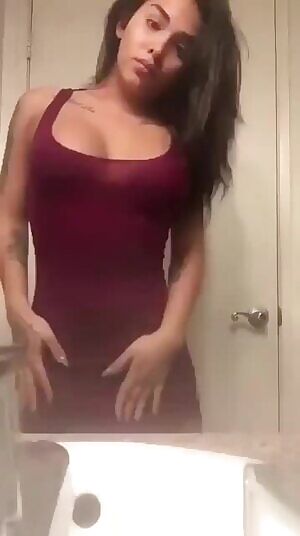 Jane Marie knows how to wear a dress