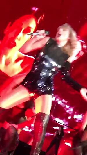 Imagine standing behind against Taylor Swift as she did this