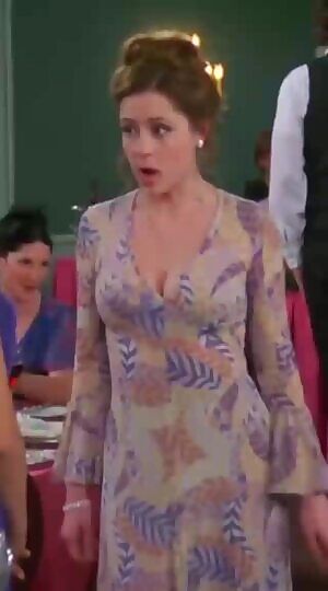 Jenna Fischer on That 70's Show. Let's chat/RP