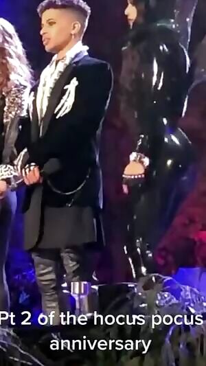 Vanessa Hudgens‘ tight butt in a latex suit