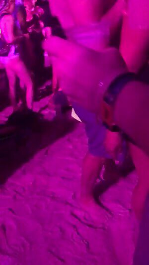 Blowjob in the crowd @ Deja Voom