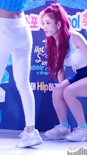 Fromis_9 - Seoyeon and Jisun milk truck arrival