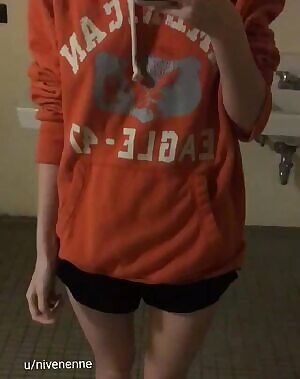 I do this so oten I'm bound to get caught by someone in my dorm 🤭