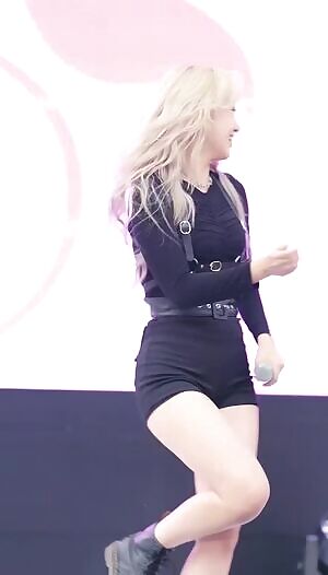 GAEUL - Blonde bombshell.