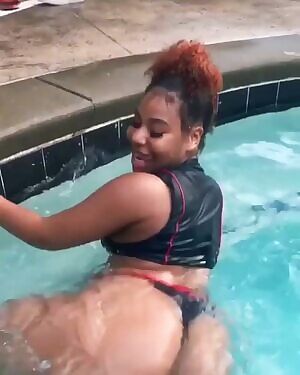 Fun in the pool 💦