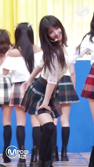 TWICE - Momo's momos and Jeongyeon's legs