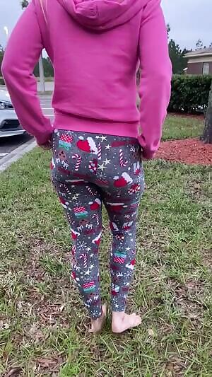 With Christmas being almost over, I thought I’d peel off these holiday leggings :)