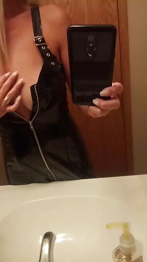 This latex dress makes me feel naughty as fuck!! i could really use another helping hand!!! 🖤🖤🖤🖤