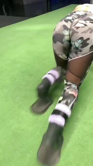 Filling out her tight workout pants 😳