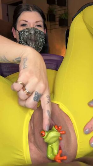 Stuffed Pussy Funny Object Insertion r/NSFWFunny