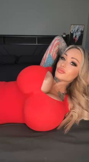 Bimbo in red