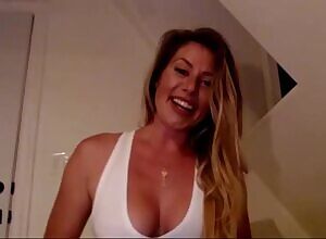 Rosey Sin showin us a Tiny Bit of Cameltoe!