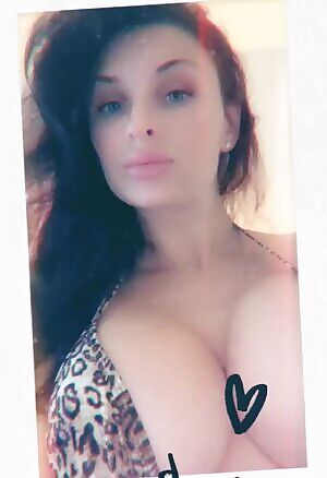 Who else loves big titties 😜😘