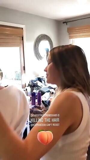 Kaley Cuoco bare ass