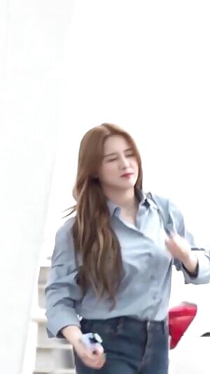 Momoland Nancy sexy in jeans