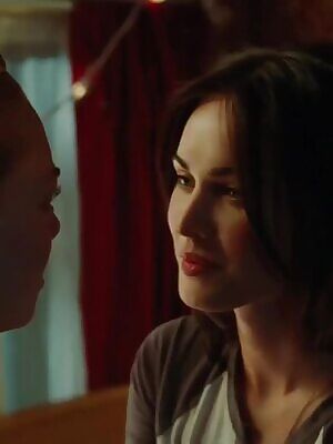 Megan Fox kissing Amanda Seyfried