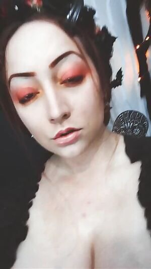 A little peak at my freshly pierced nipples 🖤💋 all the healing💋🖤