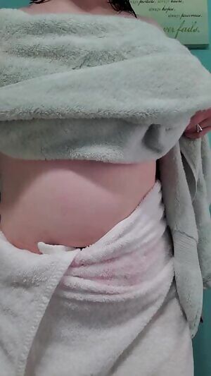 A towel titty drop for you all 🖤