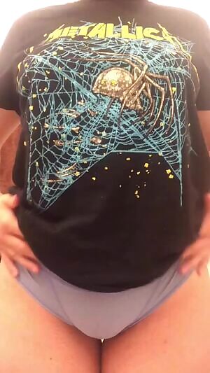 does anybody here like at pussies because i’m a little self conscious about it😅