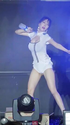 GirlCrush - Zia reveals what is hidden