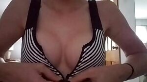 Who ever heard o a zipper on a sports bra?! 😏