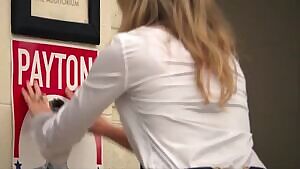 Gwyneth Paltrow Showing off Her Milf Booty in Tight Jeans