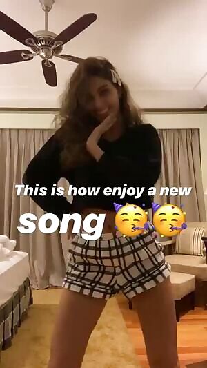 Iranian Star Elnaaz Norouzi Dancing Before Bedtime