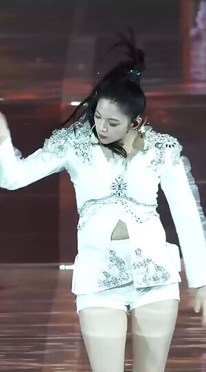 TWICE - Jeongyeon body