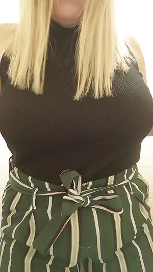 A Monday morning titty drop 😋