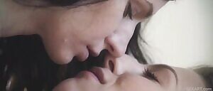 Close Up - Emylia Argan & Arian