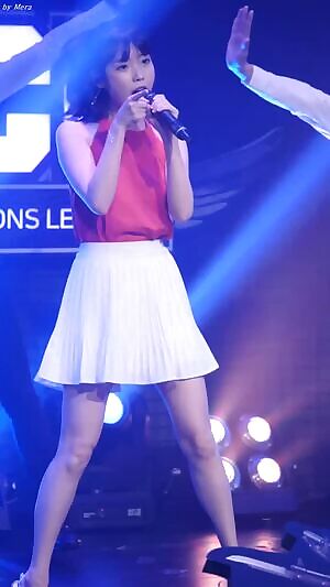 iu - sleeveless top boobies jiggle a little