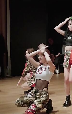 TWICE - Momo