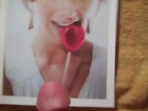 Rashida Jones Looks Great