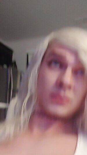 Getting my horny self off, help a girl out? 😘