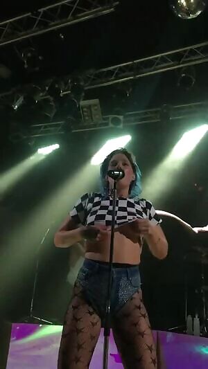 Tove Lo concert flash