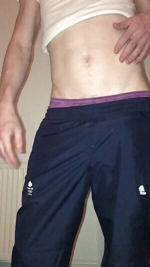 18 virgin just need my dick sucked. DMs welcome!!