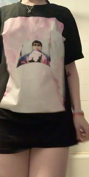 This lil’ baby is still unwell 🤒 someone take care of me! PS. Bonus points if you can guess who is on my shirt 🤟