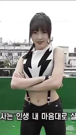 GFriend - Yuju's Stunning Midriff