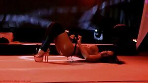 Cristina Bella's stage show, with a surprise in her pussy...