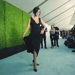 Selena killing it with cleavage and a twirl.