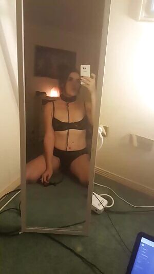 👻Ohmy.Holly Collared on her knees.