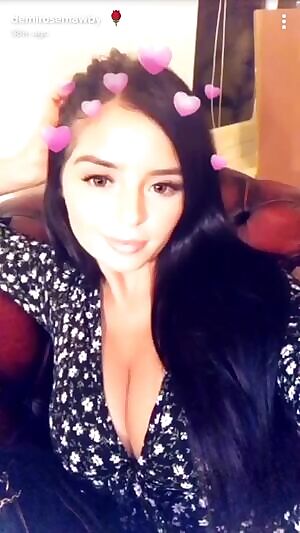 Demi cleavage & close-up