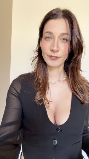 Mom Bods Cleavage Italian MILF