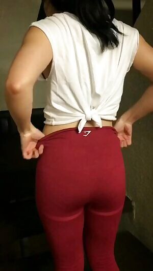 Today in Fallback Friday lemme wiggle out of these leggings 🍑