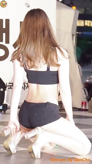 GirlCrush - Sehui shows her tightly lips