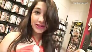 The girl want her boyfriend to fuck her in the store