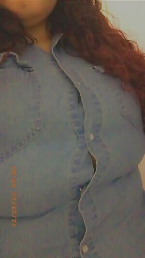 who wants to put there cock in between my tits 😝😝