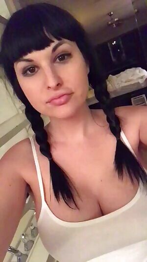 Bailey Jay shows us her curvy body before bathing