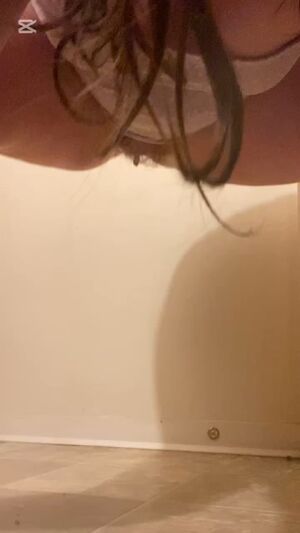 Girls Peeing/Pissing💦 Clit Rubbing Pee Peeing